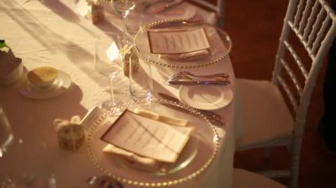 Düğün şölende tabaklar. Tablo ayarı. Düğün dekorasyon