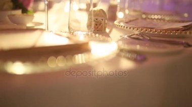 Düğün şölende tabaklar. Tablo ayarı. Düğün dekorasyon
