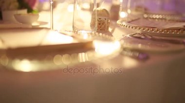 Düğün şölende tabaklar. Tablo ayarı. Düğün dekorasyon