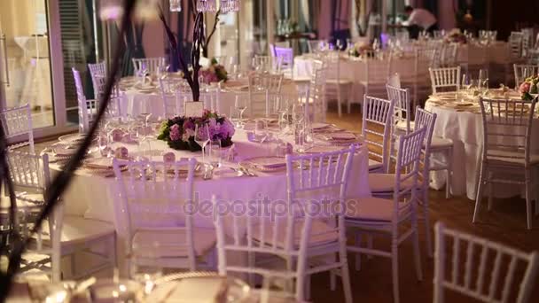 Mesas no banquete de casamento. Decorações de casamento. Casamento em t — Vídeo de Stock