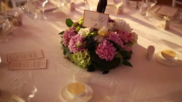 Квіткова композиція на столі. Весільні прикраси. Весілля в — стокове відео