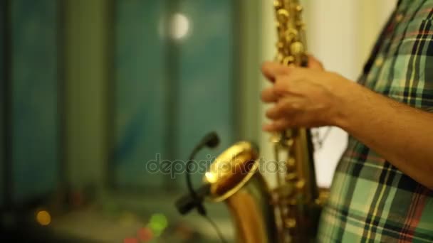 Spielt der Saxofonist das Saxofon. eine Nahaufnahme des Saxophons — Stockvideo