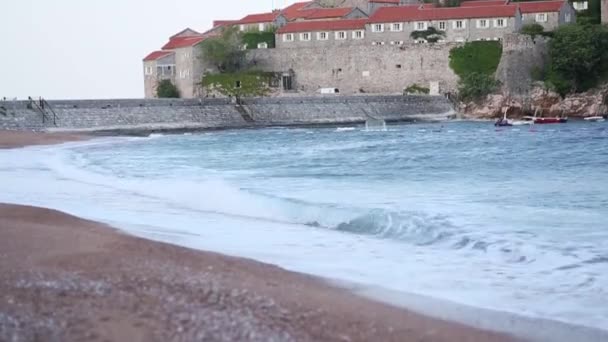 Острів міста Свєті-Стефан, макро острова в другій половині дня. — стокове відео