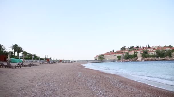 Isla de Sveti Stefan, primer plano de la isla por la tarde . — Vídeo de stock