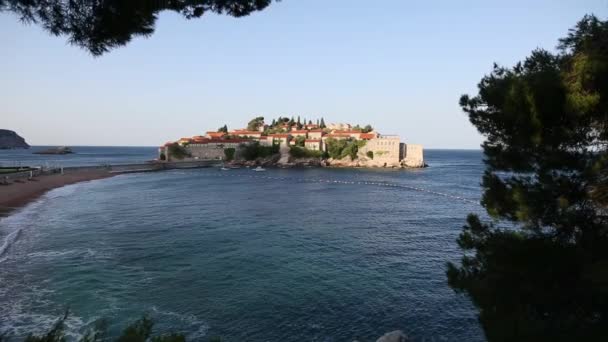 Isla de Sveti Stefan, primer plano de la isla por la tarde . — Vídeos de Stock