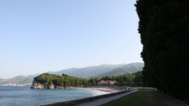 El parque Milocer, Villa, playa Reina. Cerca de la isla de Sveti Stefan — Vídeo de stock