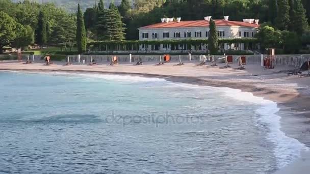 Park Milocer, Willa, plaża królowej. W pobliżu wyspy Sveti Stefan — Wideo stockowe