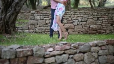Çift bir zeytin Grove'da. Yeni evliler ormanda kucaklamak. W