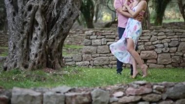 Çift bir zeytin Grove'da. Yeni evliler ormanda kucaklamak. W