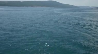 Su doku. Karadağ yakınından Adriyatik Denizi. Șeffaf mavi