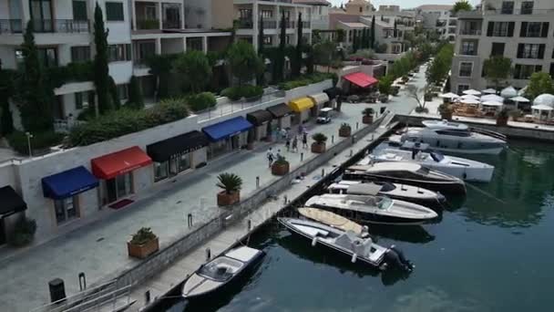 District Porto Montenegro, Elite landelijk logies, aantal villa's aan zee, Ho — Stockvideo