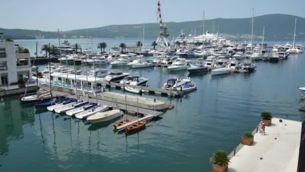 Regent Hotel, Tivat, Karadağ, Porto Karadağ alan. Sağa sola görüntülemek — Stok video