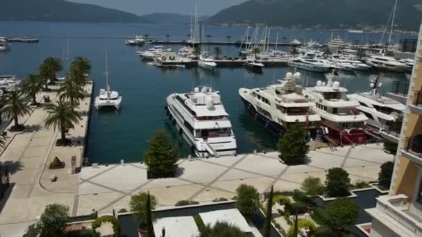 Regent Hotel, Tivat, Montenegro, área de Porto Montenegro. Vista para o exterior — Vídeo de Stock