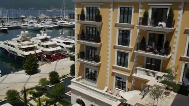 Regent Hotel, Tivat, Montenegro, área de Porto Montenegro. Vista para o exterior — Vídeo de Stock