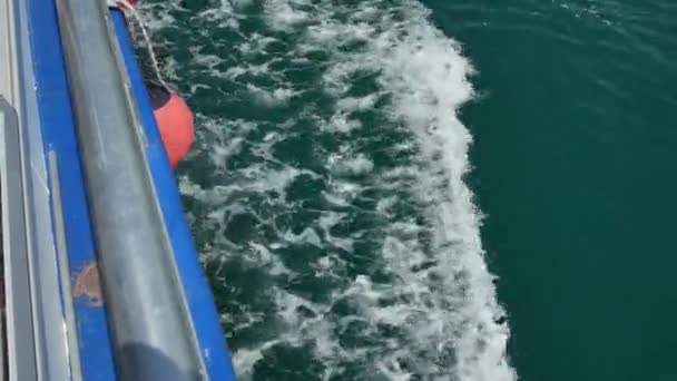 水にボートからの波。コトル湾, モンテネグロ、 — ストック動画