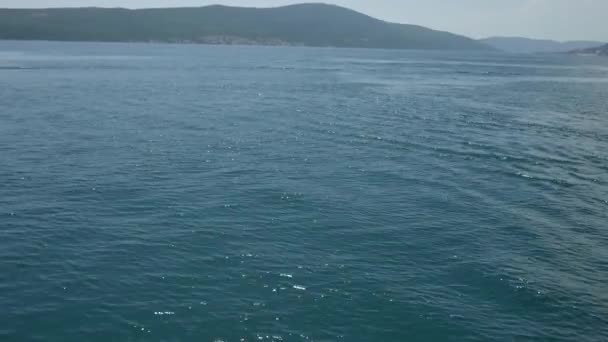 Textura de agua. Mar Adriático cerca de Montenegro. Azul transparente — Vídeos de Stock