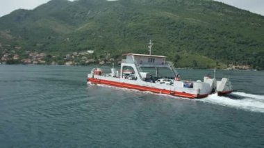 Boka Kotor Koyu'nun Karadağ, Lepetane için bir feribot