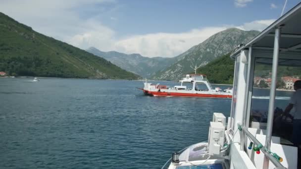 Een veerboot in de Boka Bay van Kotor in Montenegro, van Lepetane tot — Stockvideo