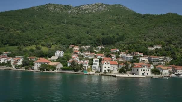 Elite Hotel se nachází na pobřeží Kotorské zátoky — Stock video