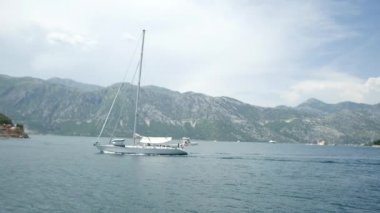 Yatlar, tekneler, gemiler Kotor Koyu'nun içinde Adriyatik Denizi, Karadağ