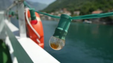 Akkor ampuller, yeşil renk kablosuyla çelenk