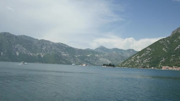 Ostrov Gospa od Skrpjela, Durmitor, Černá Hora. — Stock video