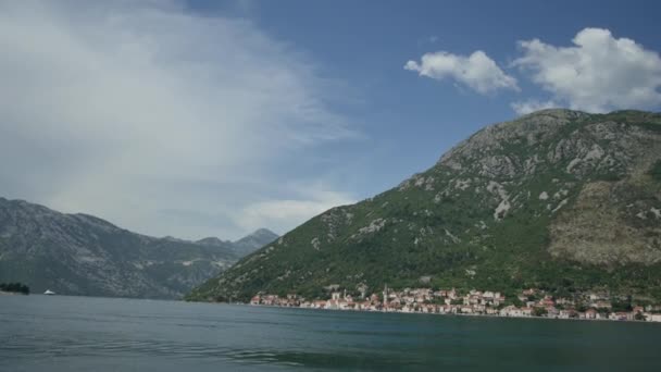 Eski şehir, Perast Kotor Koyu'ndaki, Karadağ kıyısında. İnci — Stok video