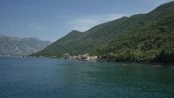 Elite-Hotel am Ufer der Bucht von Kotor — Stockvideo