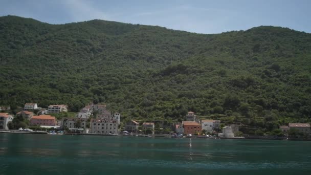 Elite-Hotel am Ufer der Bucht von Kotor — Stockvideo
