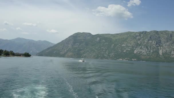 Boot in de baai van Kotor. Montenegro, het water van de Adriatische Zee — Stockvideo