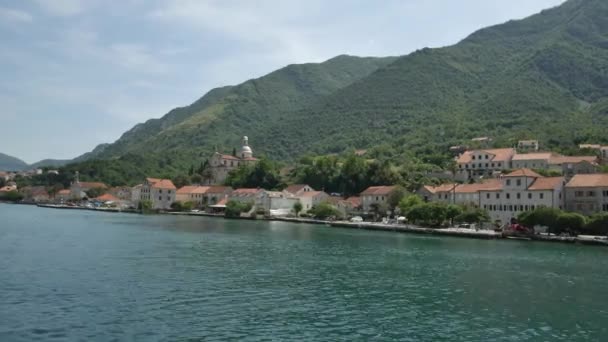 Prcanj, Montenegro de baai van Kotor. Kerk van de geboorte van t — Stockvideo