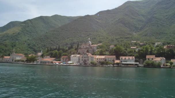 Prcanj, montenegro die Bucht von kotor. Kirche der Geburt Christi — Stockvideo