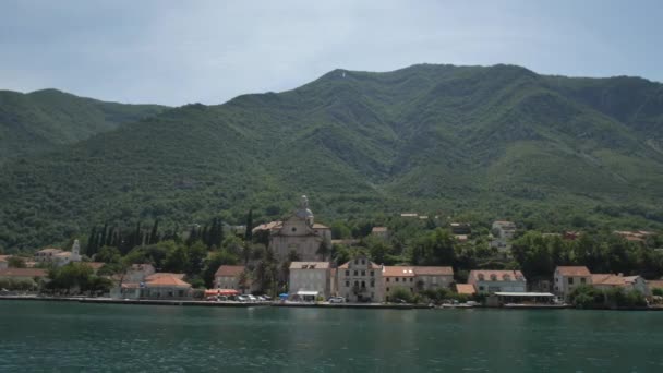 Prcanj, Montenegro Залив Котор. Церковь Рождества Христова — стоковое видео