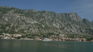 Rıhtımda demirleyen tekneleri yakınındaki eski şehir, Budva, Monteneg içinde