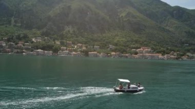 Kotor Körfezi bota. Karadağ, Adriyatik su