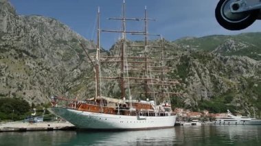 Kotor dock üzerinde ahşap yelkenli. Su ulaştırma araçları. Mont