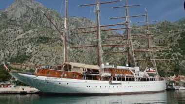 Kotor dock üzerinde ahşap yelkenli. Su ulaştırma araçları. Mont