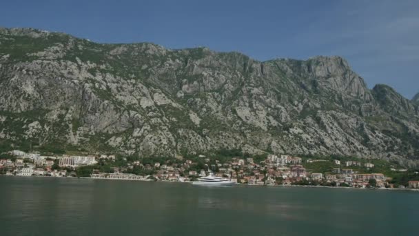 Båtar förtöjda vid kajen nära den gamla staden Budva, i Monteneg — Stockvideo