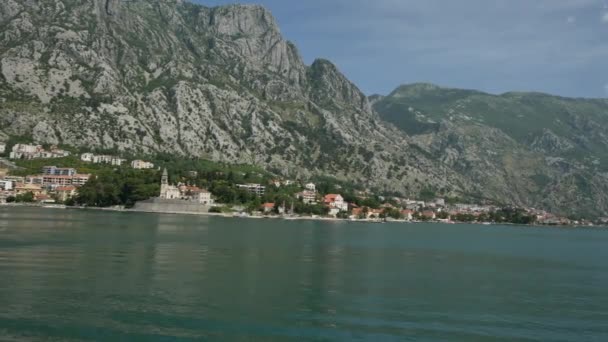 Stad "Dobrota" in de baai van Kotor — Stockvideo