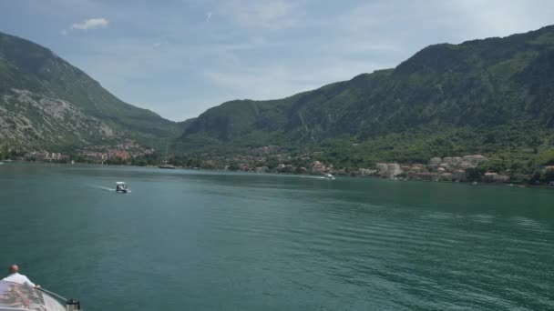 Barco en la bahía de Kotor. Montenegro, el agua del Adriático — Vídeo de stock
