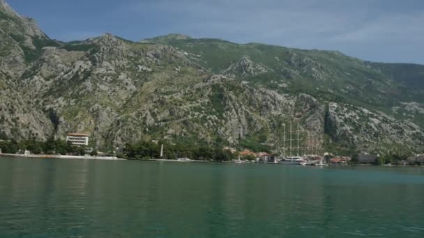 Navegando barco de madera en los muelles de Kotor. Transporte por agua. Mont. — Vídeos de Stock