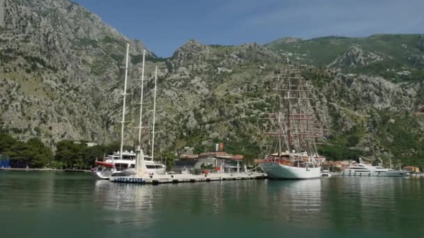 Kotor dock üzerinde ahşap yelkenli. Su ulaştırma araçları. Mont — Stok video