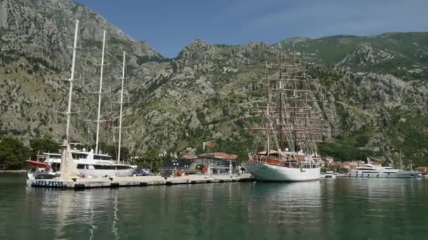 Navegando navio de madeira nas docas em Kotor. Transporte de água. Mont... — Vídeo de Stock