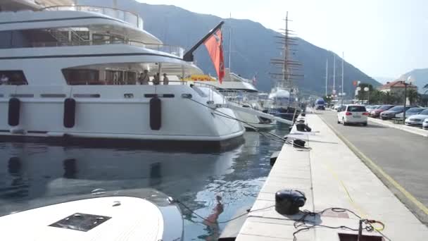 Båten är i Kotor. Båt docka vid vattnet i staden — Stockvideo