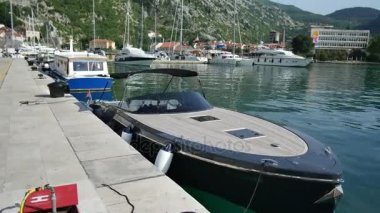 Kotor konuşuyor. Tekne dok kenti Rıhtımlar üzerinde