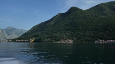 Teknenin su üzerinde dalgalardan. Kotor Körfezi, Karadağ,