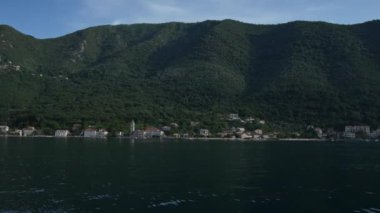 Kotor Koyu'ndaki Karadağ. Dağlar ve kanyonlar, deniz.