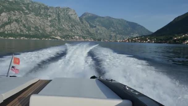 Olas del barco en el agua. Bahía de Kotor, Montenegro, la — Vídeos de Stock