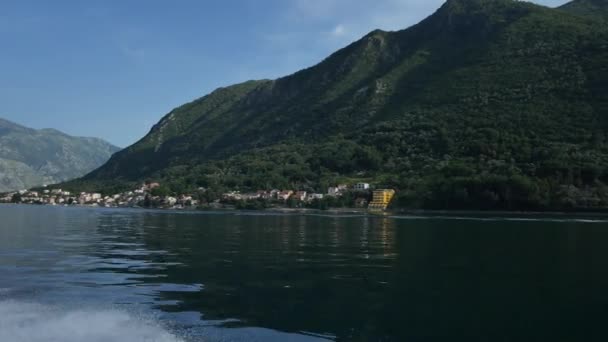 Golven van de boot op het water. Baai van Kotor, Montenegro, de — Stockvideo