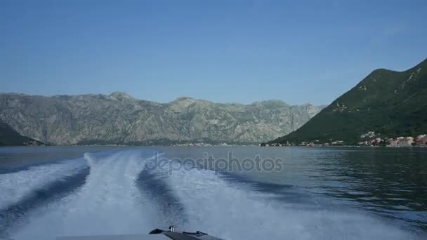 Olas del barco en el agua. Bahía de Kotor, Montenegro, la — Vídeos de Stock